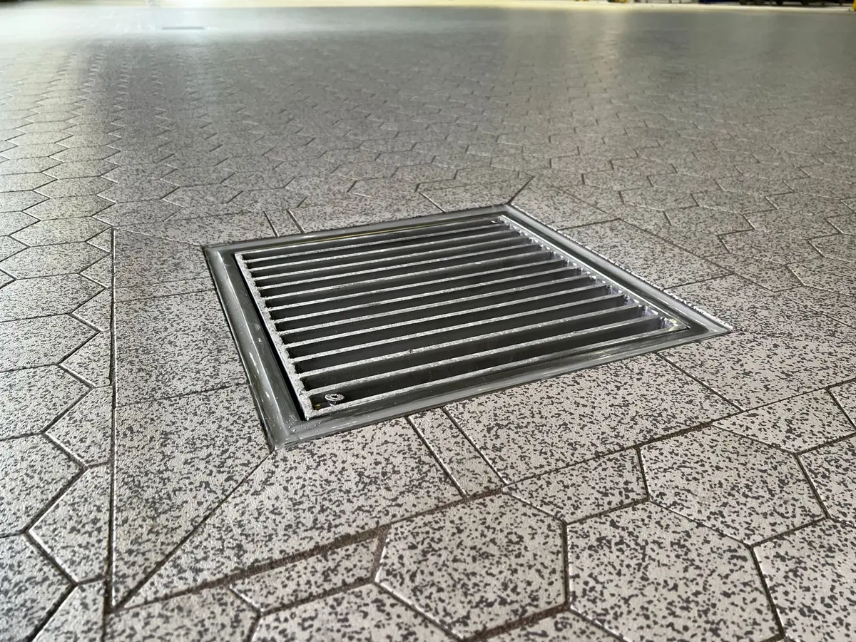 wpust podłogowy z pokrywą drabinową dostosowany do podłogi z przemysłowych płytek ceramicznych