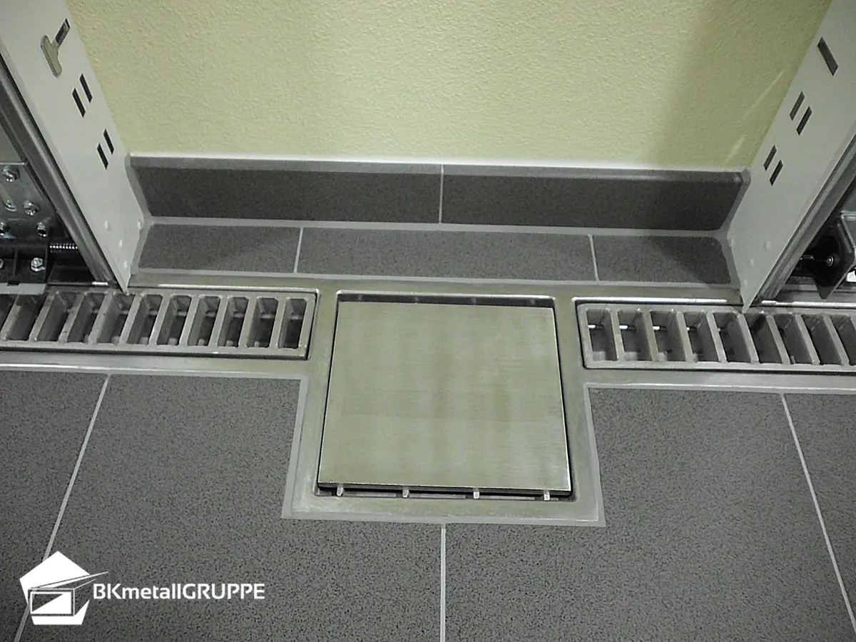 Garażowe koryto drenażowe ze stali nierdzewnej z wpustem 250x250mm 
