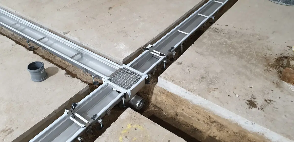 remonty posadzek - instalacja kanału rynnowego z pokrywami drabinowymi heavy-duty